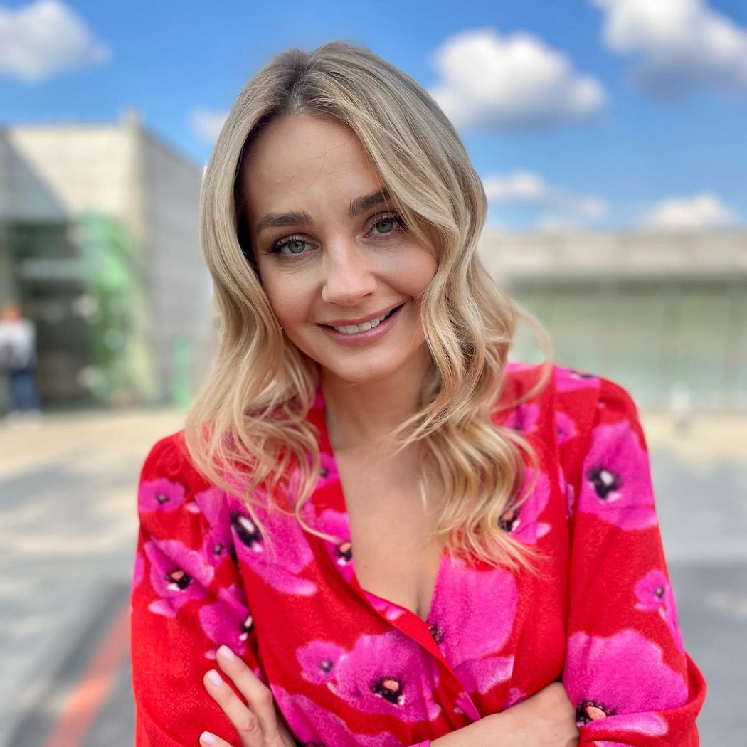 Socha pokazała „chłopaka” w zmysłowej sukience z dekoltem. Cena zwala z nóg